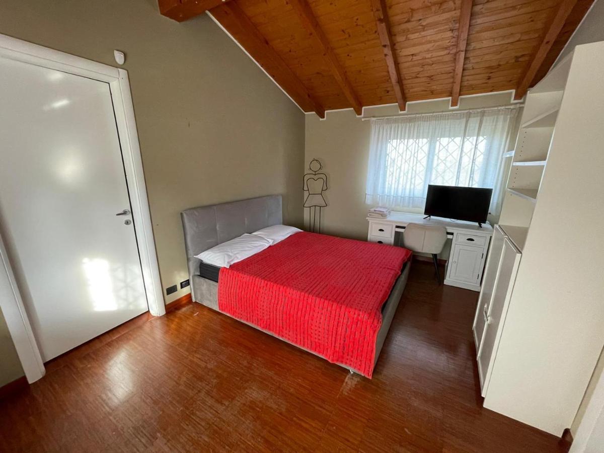 Lussuosa Villa Vicino Alla Stazione Caronno Pertusella Dış mekan fotoğraf